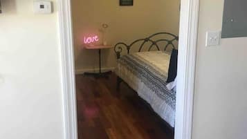 1 bedroom, desk, iron/ironing board, WiFi