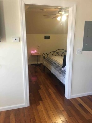 1 habitación, escritorio, tabla de planchar con plancha y wifi 