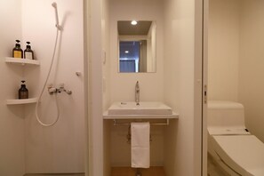 Een haardroger, handdoeken