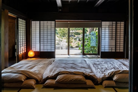 2 bedrooms, desk, free WiFi, bed sheets. 2story Traditional Japanese House / Minamitsuru-gun Yamanashi