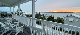 7BR7BA, Pool, 2 Boat slips, steps to Tahiti Beach, Sleeps 18, +cabana adds 2