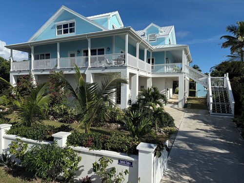 7BR7BA, Pool, 2 Boat slips, steps to Tahiti Beach, Sleeps 18, +cabana adds 2