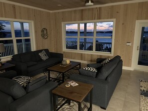 TV connectée, table de tennis de table, livres