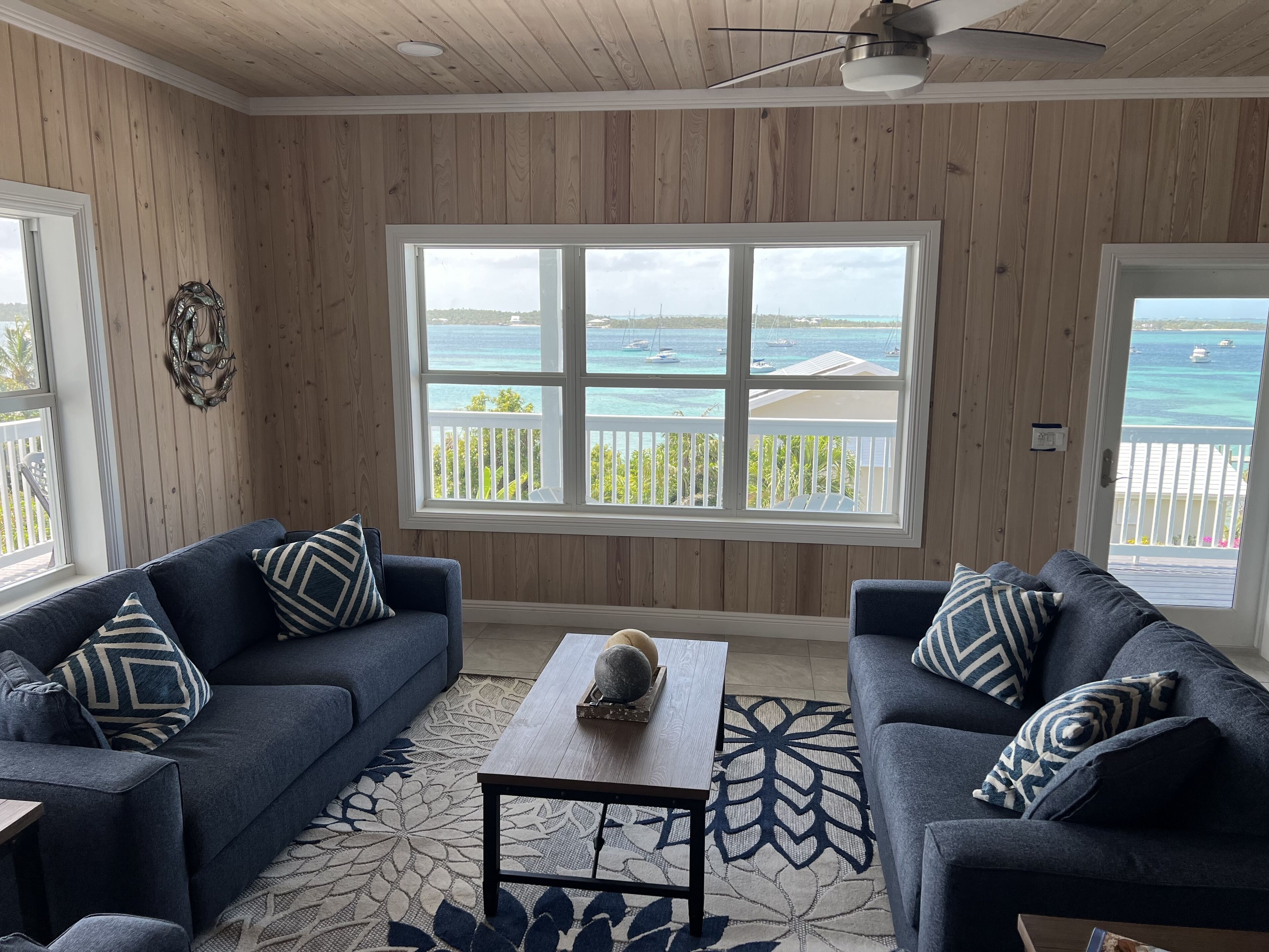 Älytelevisio, pöytätennispöytä, kirjoja