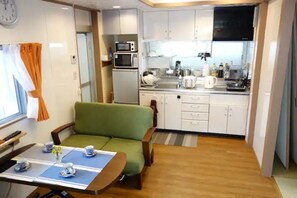 Refrigerador, microondas, utensilios de cocina