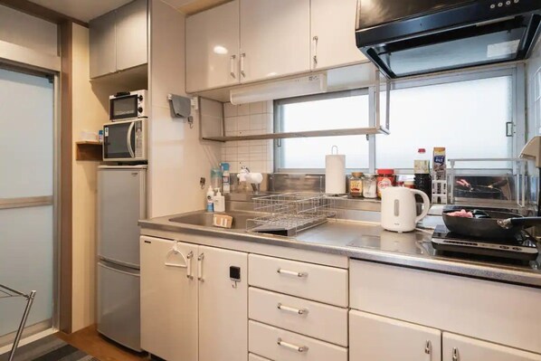 Refrigerador, microondas, utensilios de cocina