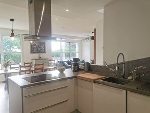 Een koelkast, een microgolfoven, een oven, een kookplaat