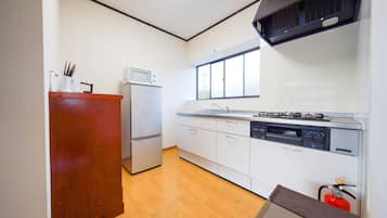 Jääkaappi, mikroaaltouuni, liesi, vedenkeitin