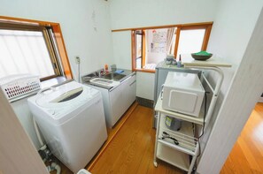 Geladeira, micro-ondas, cooktop, chaleira elétrica