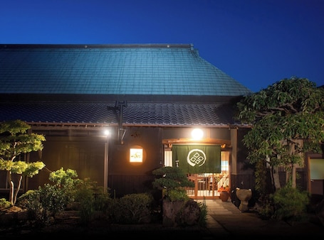外観. 綾織回転式の忍者扉がある二階建てのお部屋(禁煙) / 坂出市 香川県