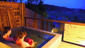 Tina de hidromasaje al aire libre