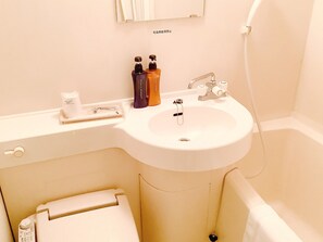 Haartrockner, Handtücher, Seife, Shampoo