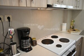 Kühlschrank, Ofen, Herdplatte, Wasserkocher mit Kaffee-/Teezubehör