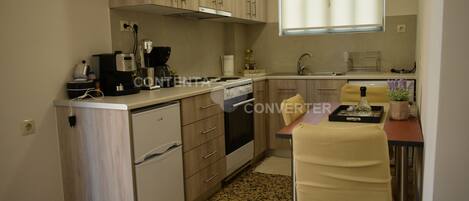 Een koelkast, een oven, een kookplaat, een koffiezetapparaat/waterkoker