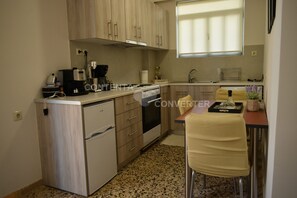 Kühlschrank, Ofen, Herdplatte, Wasserkocher mit Kaffee-/Teezubehör