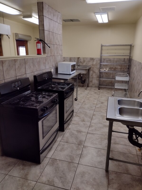 Microwave, cookware/dishes/utensils