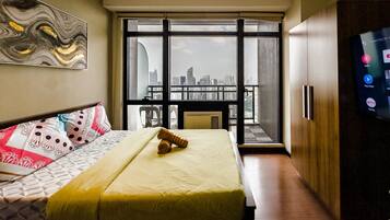 Iron/ironing board, travel crib, free WiFi, bed sheets