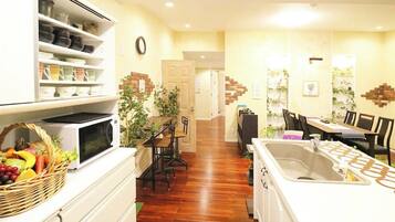 Réfrigérateur, micro-ondes, plaque de cuisson