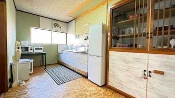 Refrigerador, microondas, parrilla de estufa y utensilios de cocina
