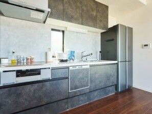 Frigorífico, microondas, placa de cocina y utensilios de cocina