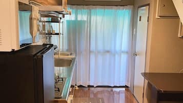 冷蔵庫、電子レンジ、電気ポット、調理器具と食器
