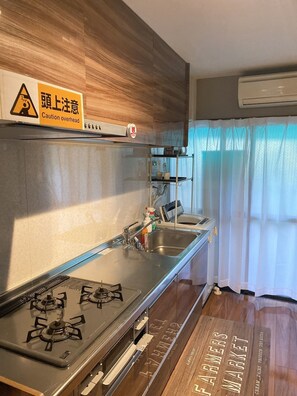 Refrigerador, microondas, tetera eléctrica y utensilios de cocina 