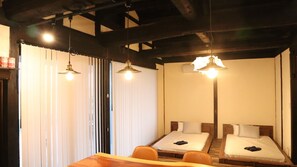 2 室のベッドルーム、デスク、ベッドシーツ