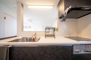 Frigorífico, microondas, placa de cocina y utensilios de cocina