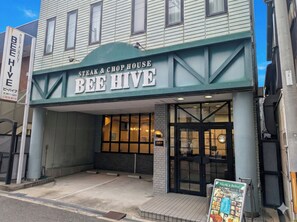 Un restaurant appelé « Bee Hive », avec une enseigne au-dessus de l’entrée.