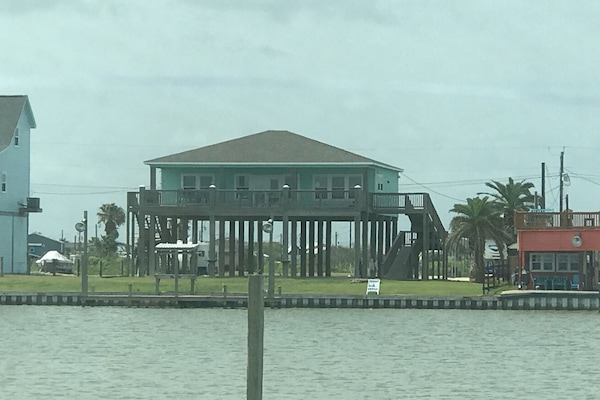 Your 3 BR 2 BA Dream vacation home on the water in Sargent with Handicap Ramp