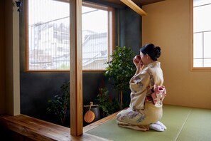 Interior - Tea ceremony inn semiopenair bath with garden  / Osaka Ōsaka (Osaka)