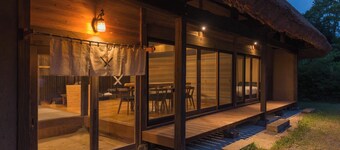 Chigi Terrace A traditional thatched roof house / Koyu-gun Miyazaki