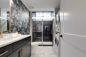 Shower, hair dryer, towels, soap - Classy, Spacious Apt Near Esteemed Restaurants (Richmond)