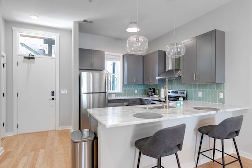 Classy, Spacious Apt Near Esteemed Restaurants