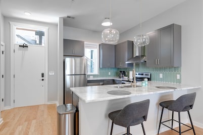Classy, Spacious Apt Near Esteemed Restaurants