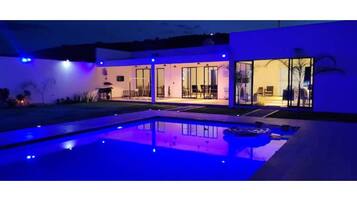 Piscina all'aperto, una piscina riscaldata