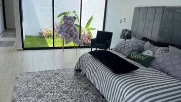 5 Schlafzimmer, Zimmersafe, Schreibtisch, BĂŒgeleisen/BĂŒgelbrett