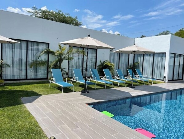 Una piscina al aire libre, una piscina climatizada