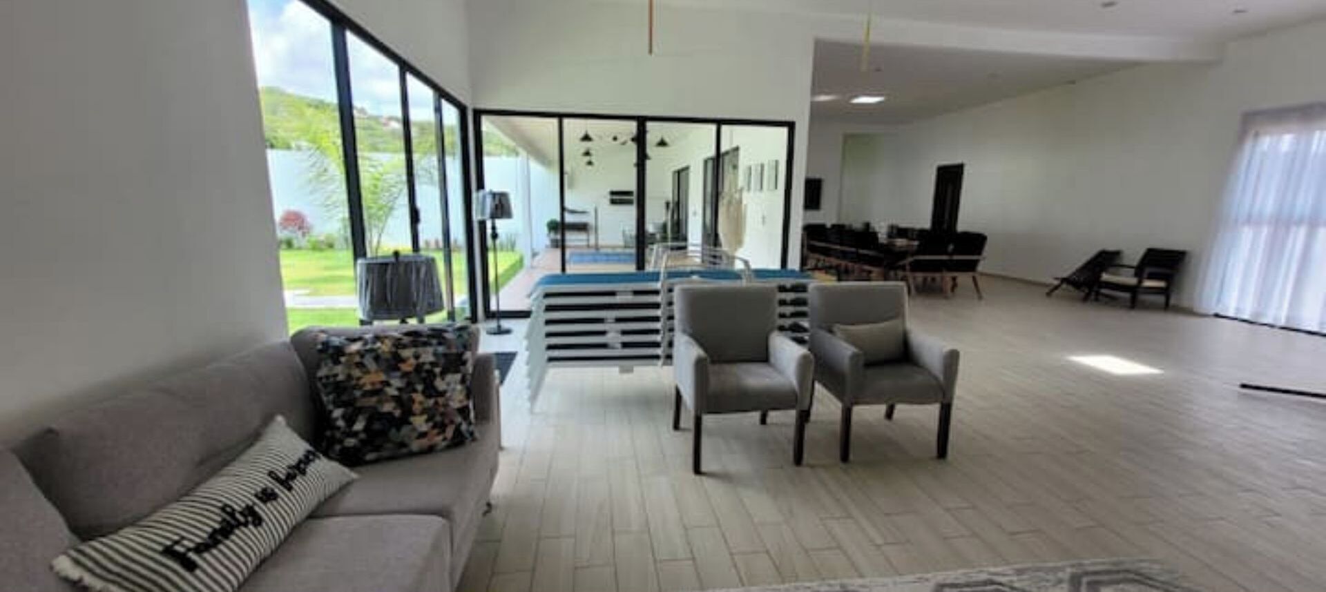 Smart TV, videogiochi, tavolo da calcetto, tavolo da ping pong