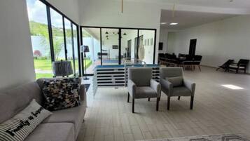 Smart TV, videogiochi, tavolo da calcetto, tavolo da ping pong