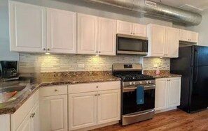 Frigorifero, microonde, forno, piano cottura