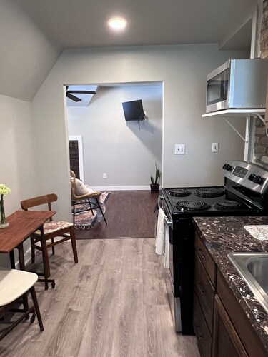 Cozy Cottage in DT Florence, AL. 