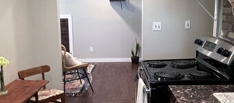 Cozy Cottage in DT Florence, AL. 