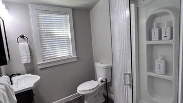 Douche, sĂšche-cheveux, serviettes fournies, savon