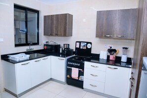 Kjøleskap, mikrobølgeovn, ovn og kokeplater