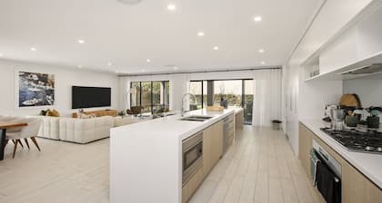 Luxury Living only 100M from Merewether Beach