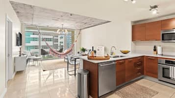 Refrigerador, microondas, horno, placa de cocina