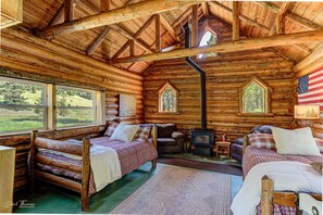 3 bedrooms, desk, free WiFi, bed sheets - Remote, comfortable rustic cabins, tranquil stream-side, nature at your doorstep (Canyon Creek)
