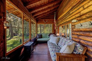 TV, fireplace, books, video library - Remote, comfortable rustic cabins, tranquil stream-side, nature at your doorstep (Canyon Creek)