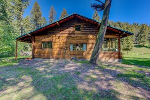 Exterior - Remote, comfortable rustic cabins, tranquil stream-side, nature at your doorstep (Canyon Creek)